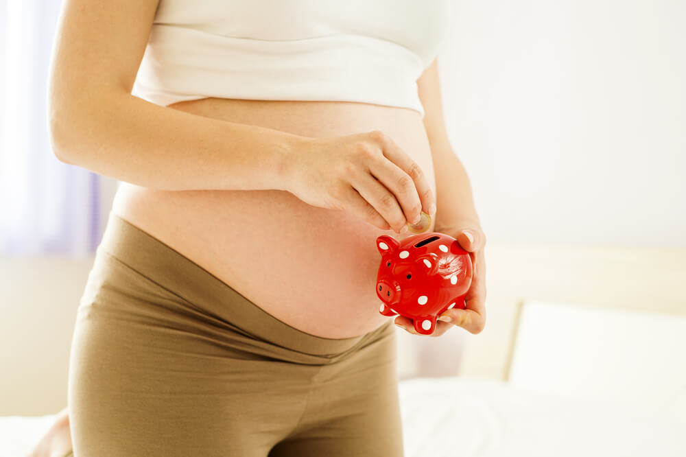 embarazada ahorrando en alcancia
