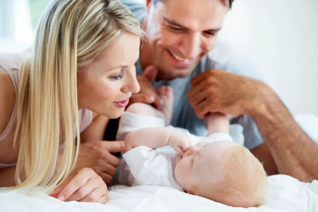familia con su bebe familia con su bebé
