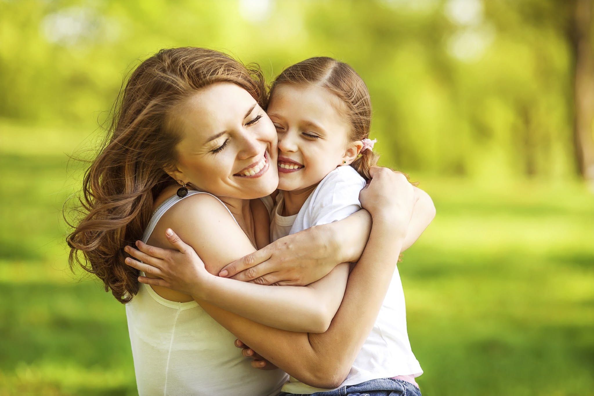 Madre e hija abrazándose felices