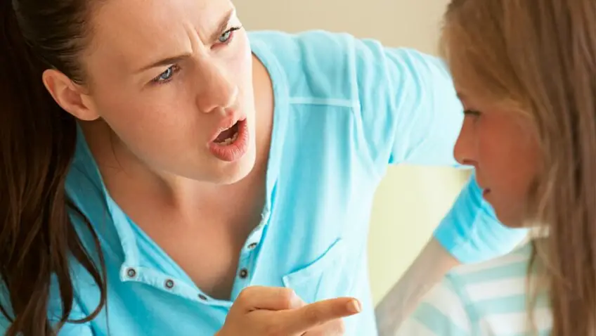 actitudes tóxicas madre e hija discutiendo