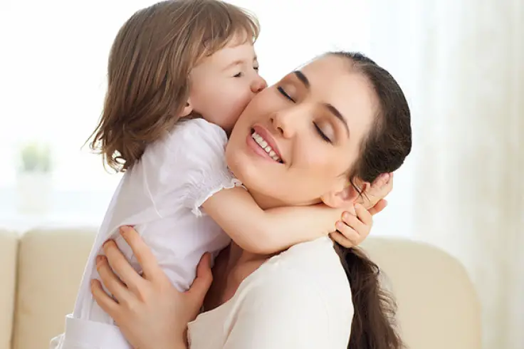 despedirse de tu bebé mamá abrazando a su bebé