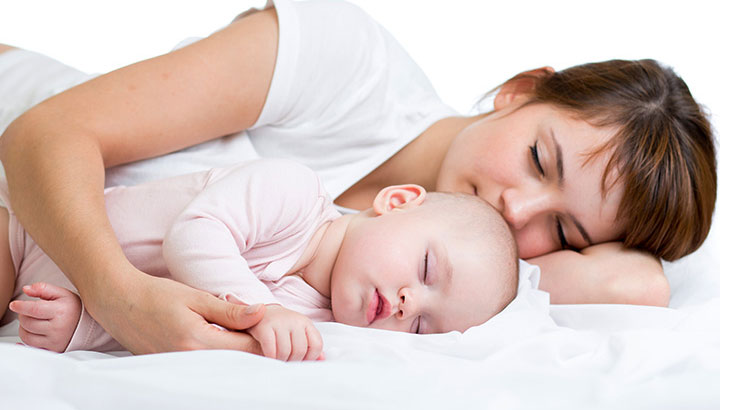 La crianza con apego mamá durmiendo con bebé