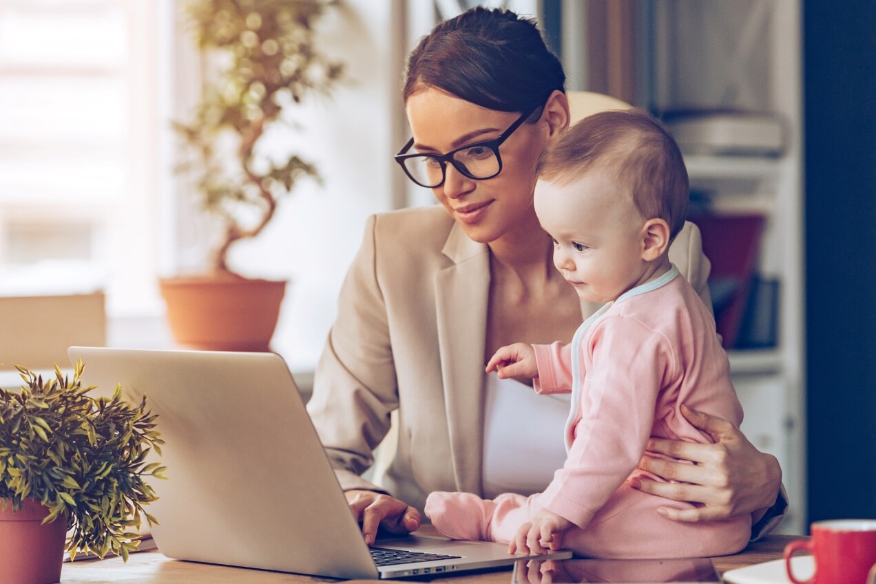 mama trabajando con bebe