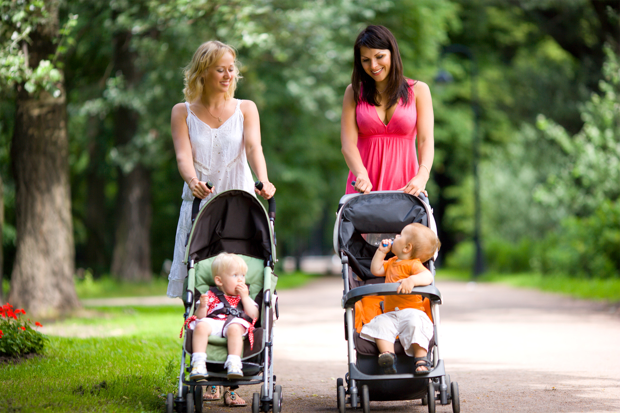 Madres paseando a bebés en coches