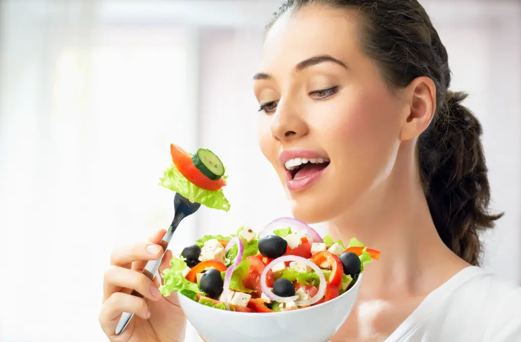 mujer comiendo saludable