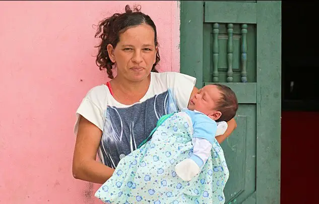 mujer con bebe mujer con bebé