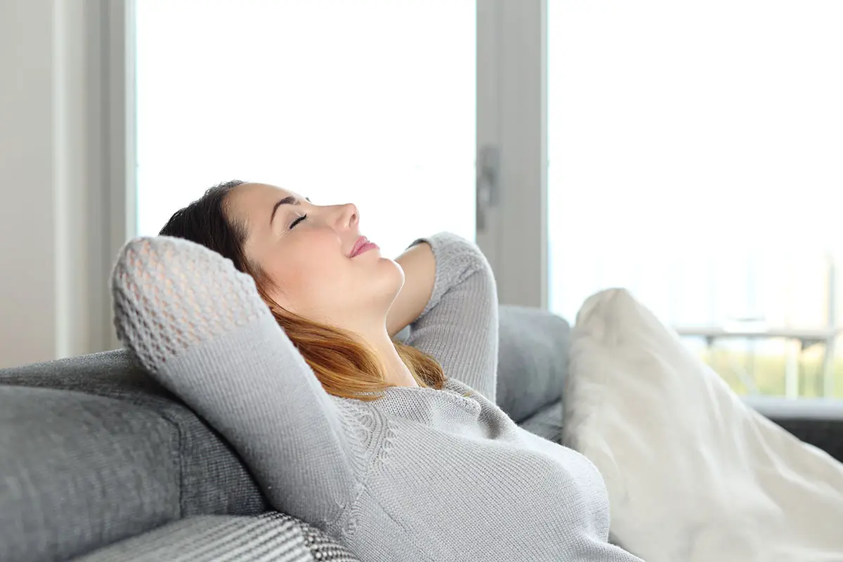 mujer descansando en un sofá