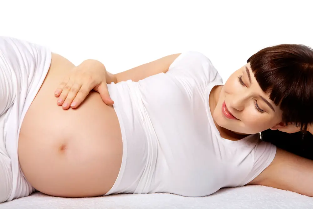 mujer embarazada mirando su panza
