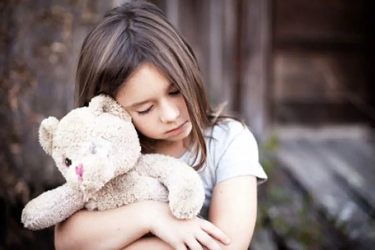 Actitudes tóxicas niña triste con peluche