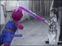 niño golpeando una piñata