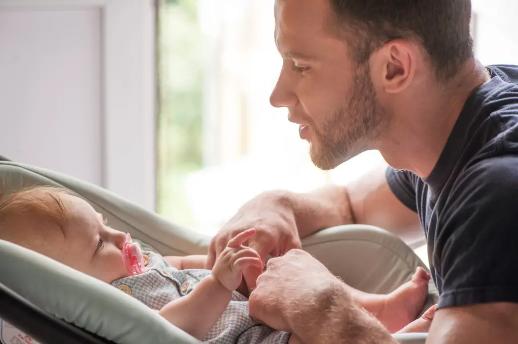 papa cuidando a su bebe