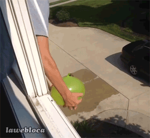 papa tirando un globo de agua a su hijo