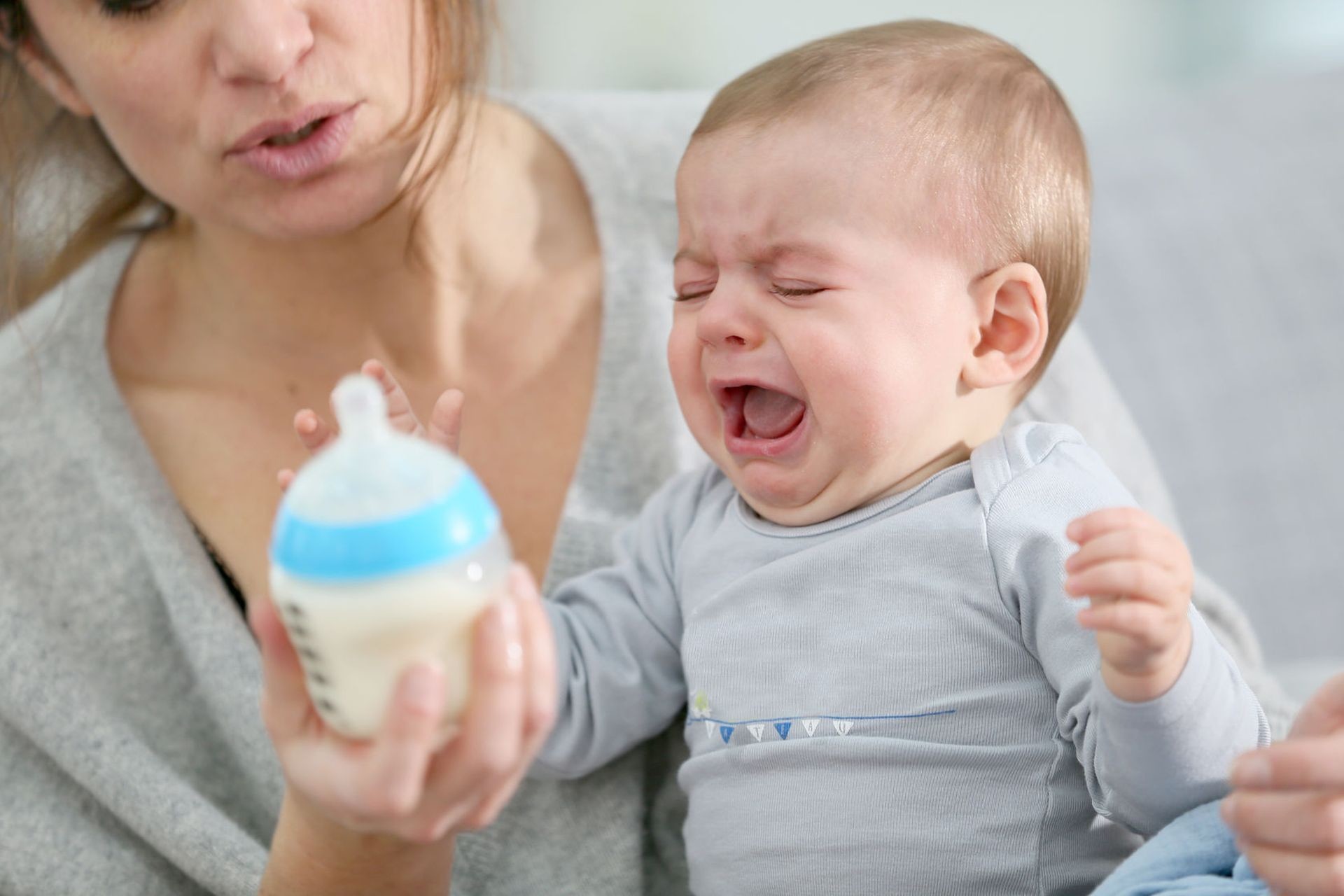 bebe pequeño llorandocon reflujo