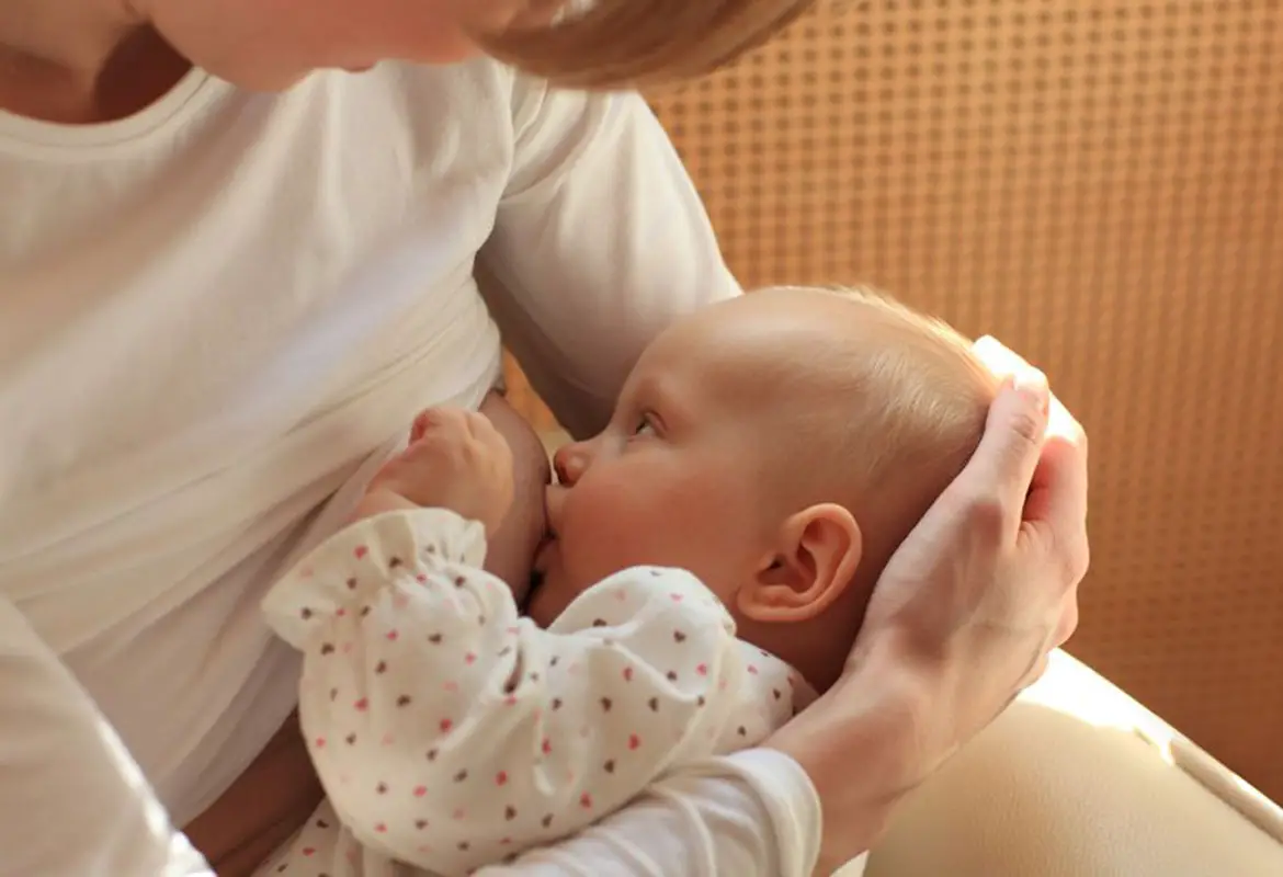 hábitos extranos de los bebes mientras son amamantados bebe amamanatando y abrazando a mama