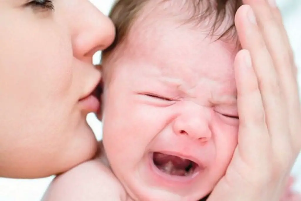 bebe pequeño llorando