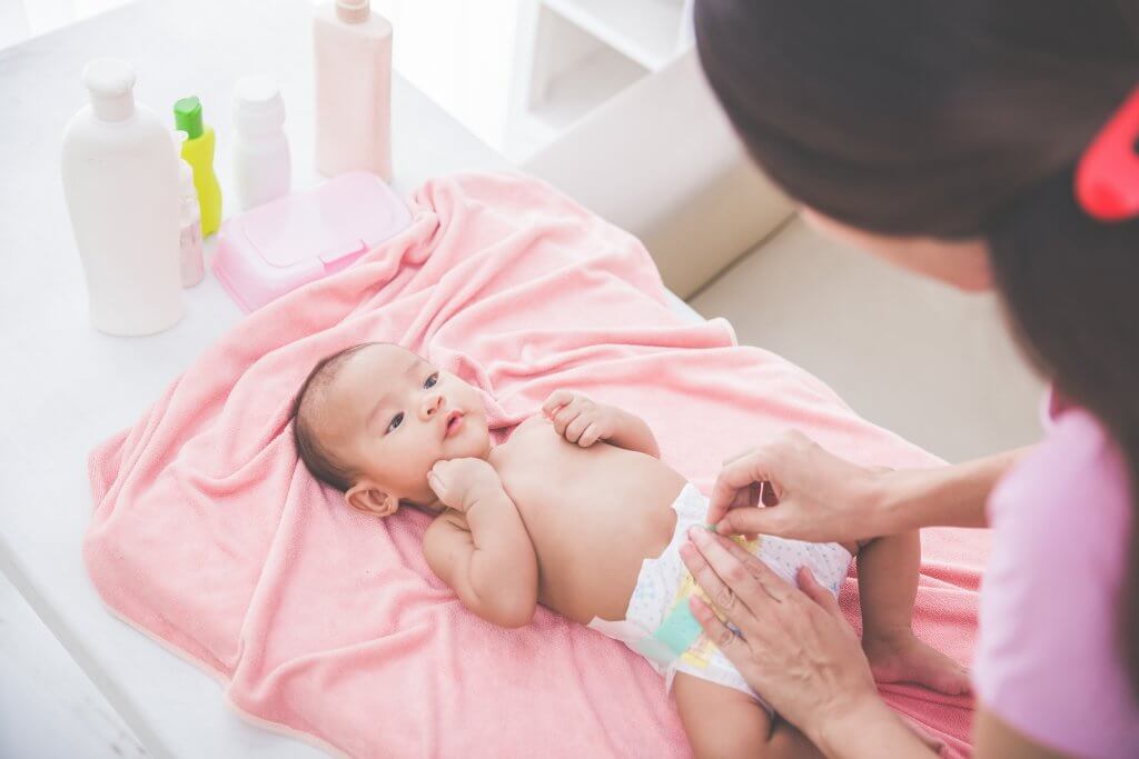 dermatitis del pañal mama cambiando pañal a su bebe