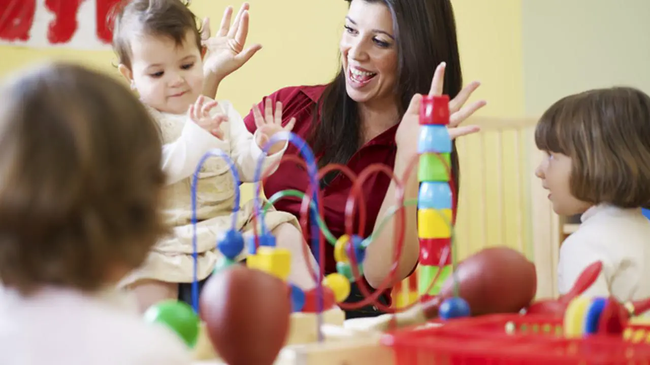 mama con bebe haciendo ejercicios de motricidad fina