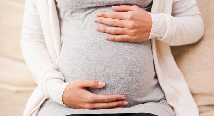 qué es la placenta mujer embarazada sobando su panza