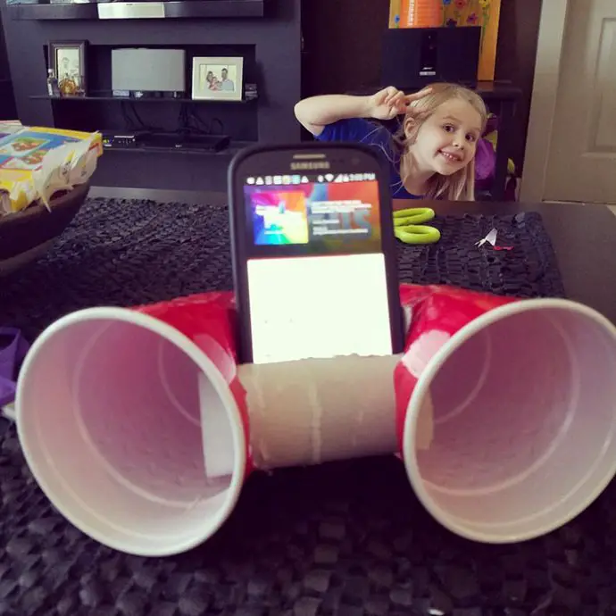 niña con invento de parlantes niña con invento de parlantes