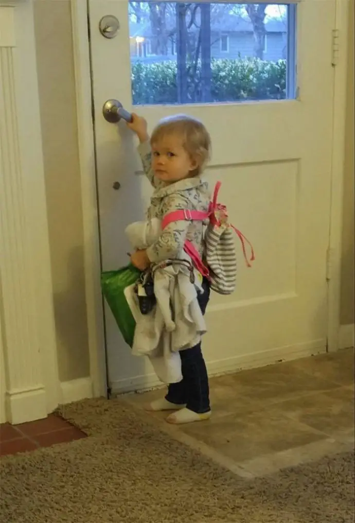 niña saliendo de casa niña saliendo de casa