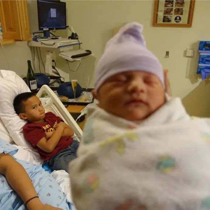 nino enojado por hermanito nuevo nino enojado por hermanito nuevo