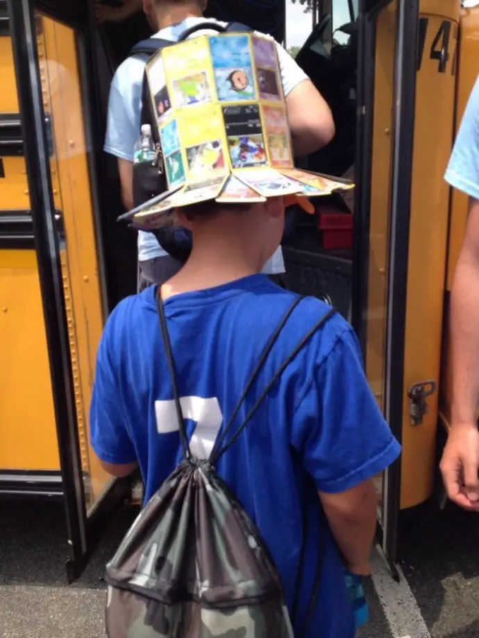 niño invento sombrero de cartas niño invento sombrero de cartas