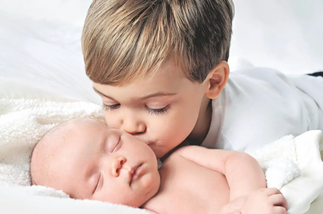 niño besando a su hermanito menor niño besando a su hermanito menor