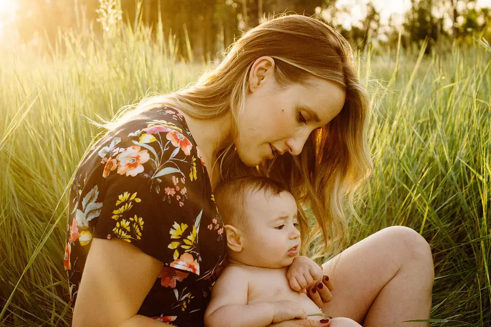 bebe con mama estimulacion