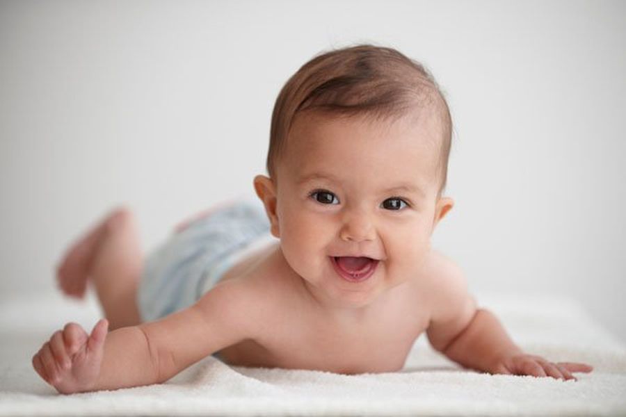 bebe desnudo recostado