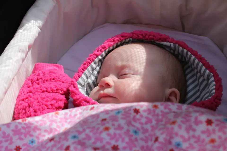 bebe durmiendo en coche