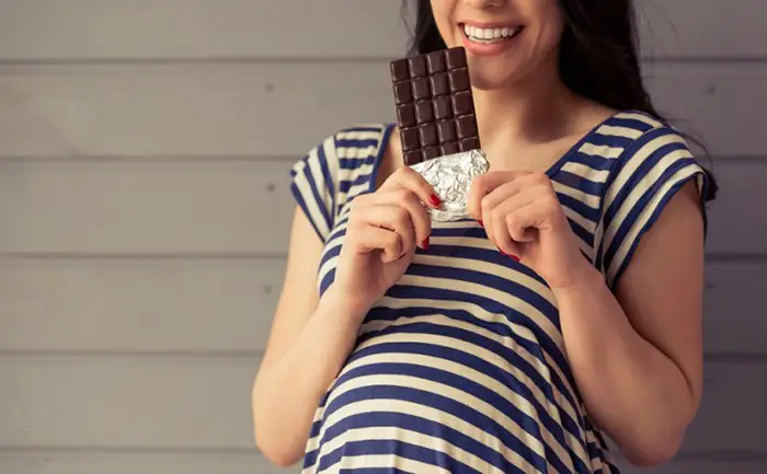 embarazada comiendo chocolate