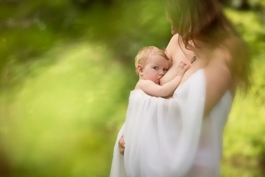 Материнство природы. Мама кормит малыша. Фотосессия с грудным ребенком на природе. Мать и дитя на природе. Мать с грудным ребенком.