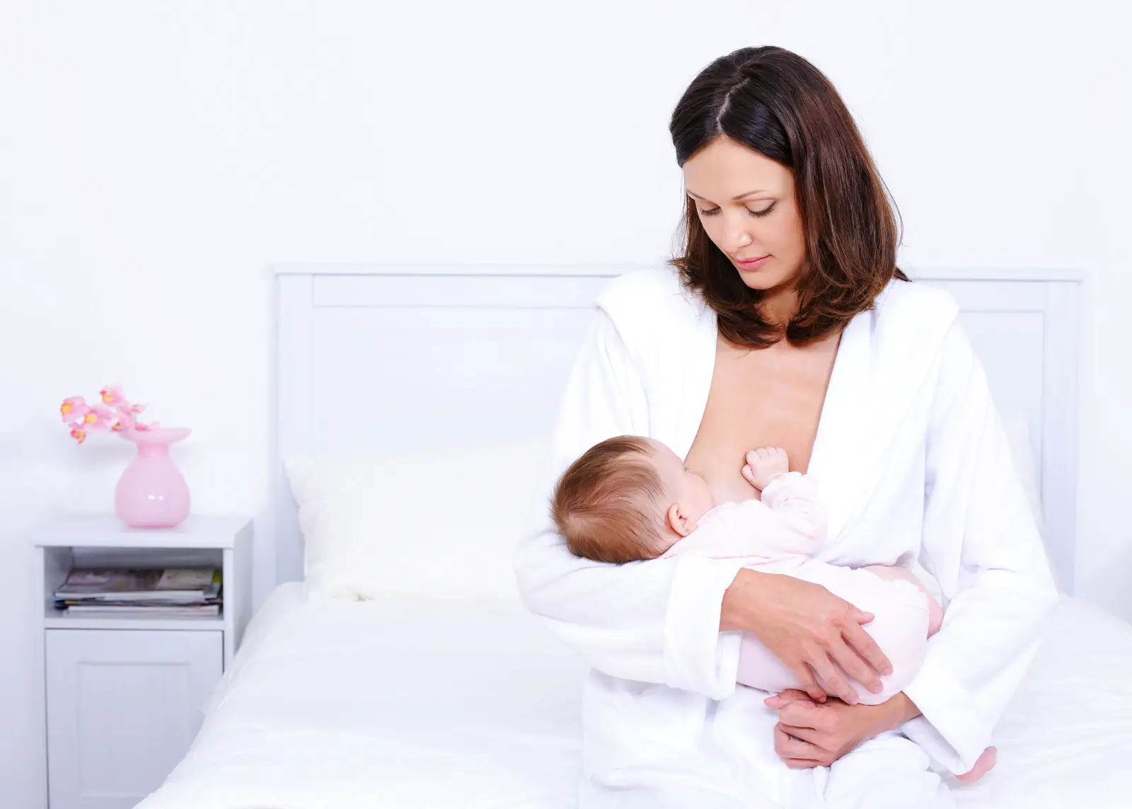 café y lactancia: mama amamantando a bebe