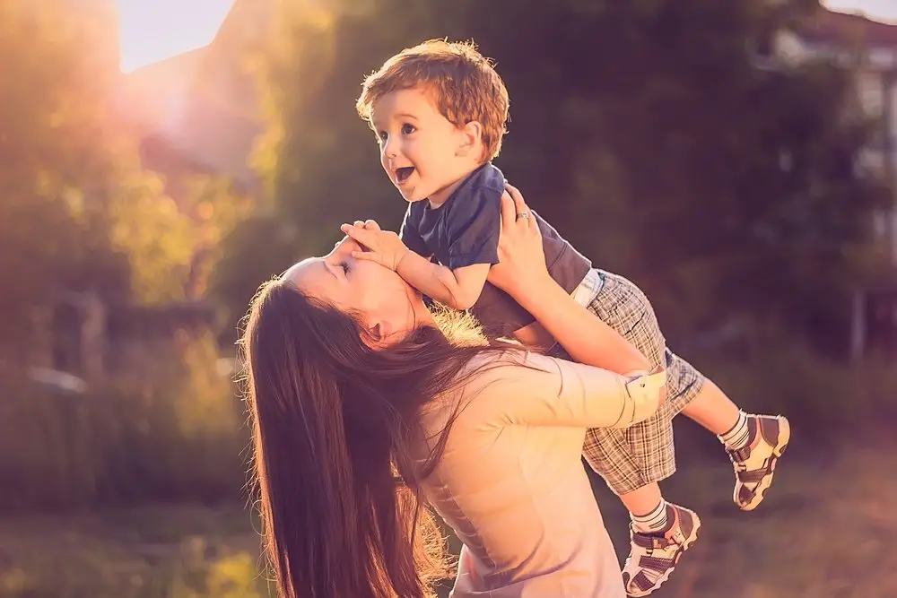 mama cargando a su hijo