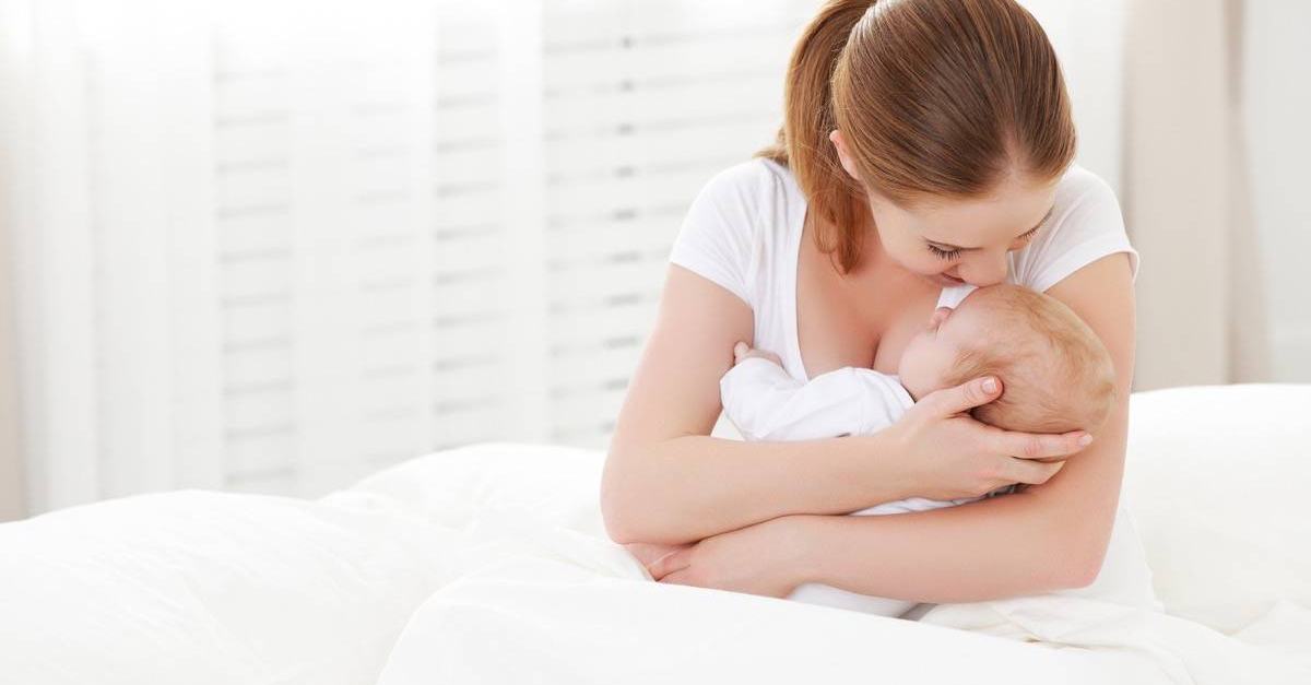 brotes de crecimiento mama con bebe en brazos