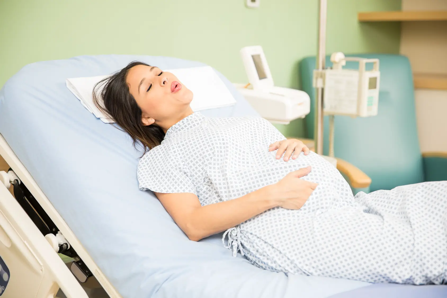 mujer embarazada en trabajo de parto