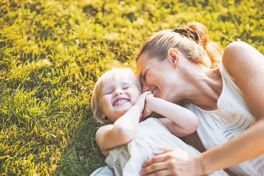 mama con hija feliz