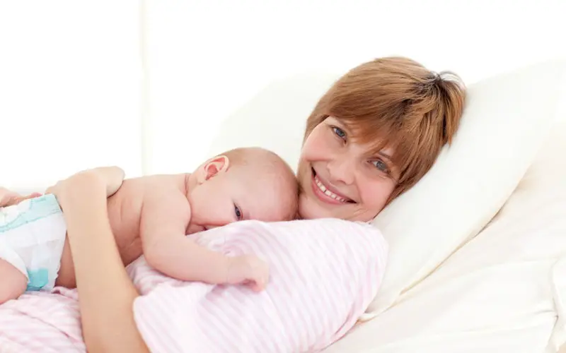 beneficios de la lactancia materna para la madre mama feliz amamantando