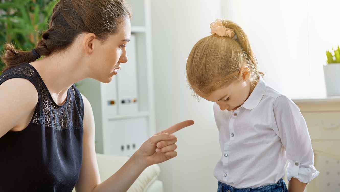 mama regañando a su hija