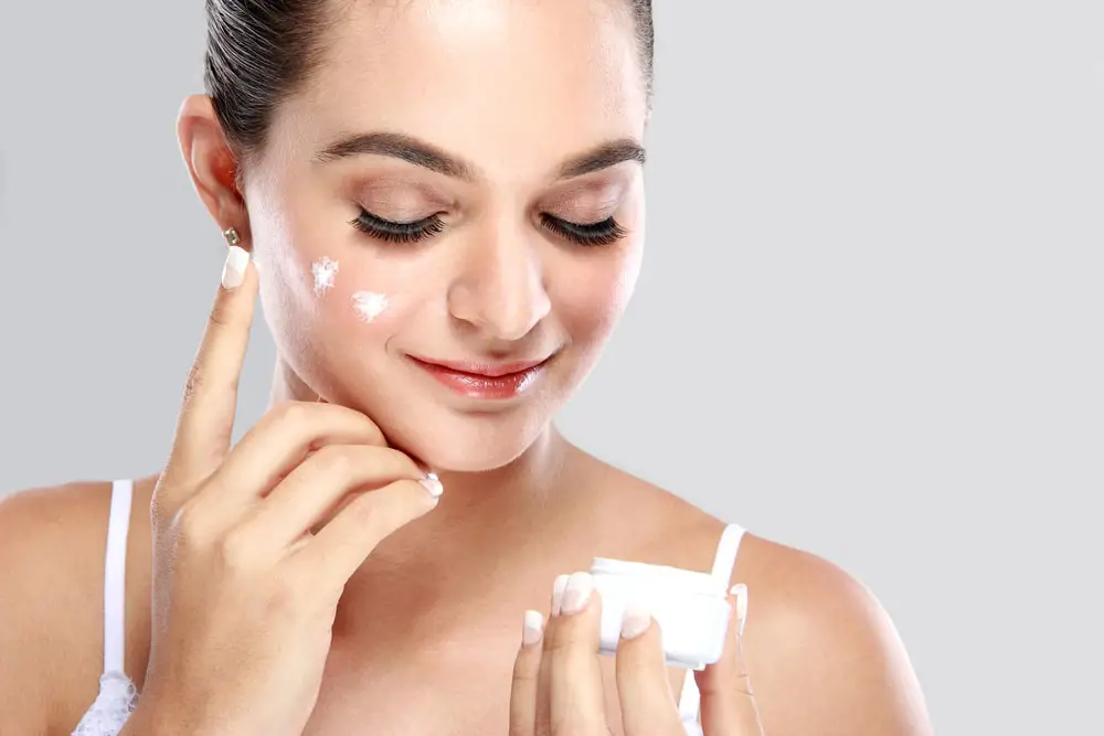 hidratación facial mujer aplicando crema a su rostro