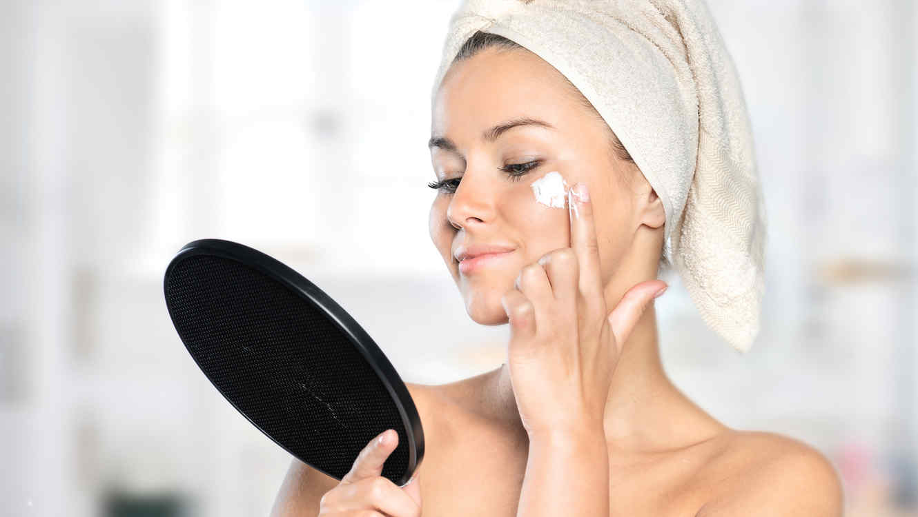 hidratación facial mujer aplicándose crema