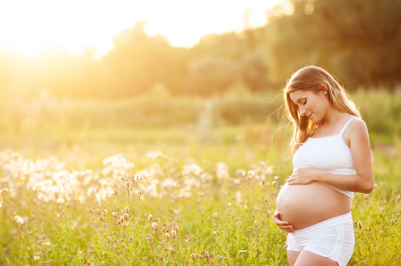 mujer-embarazada-feliz-y-saludable-1320x877