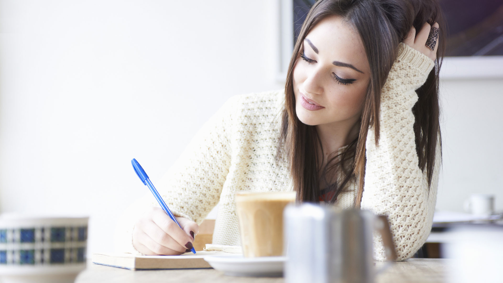 curiosidades de la mujer mujer joven escribiendo
