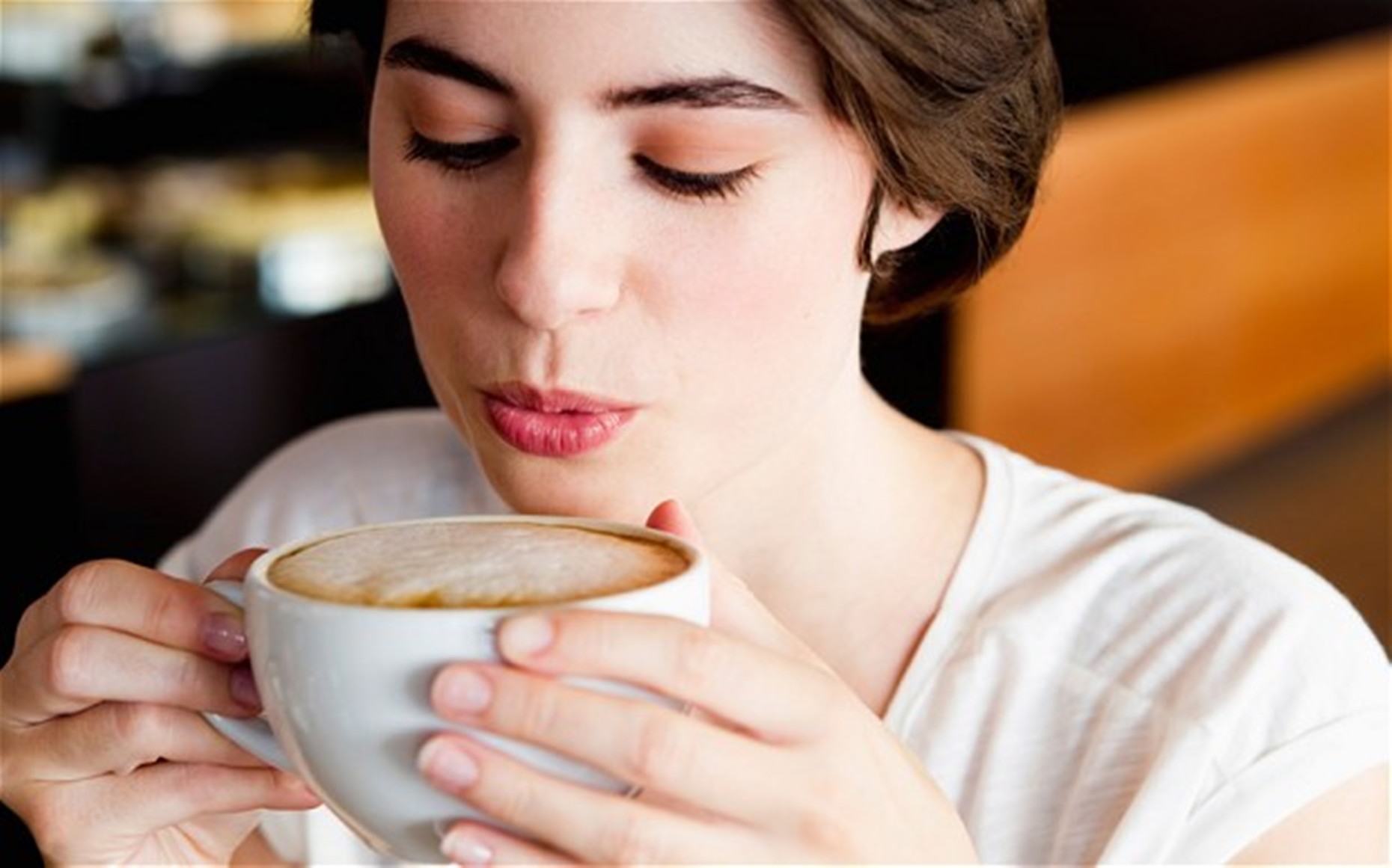 mujer tomando café