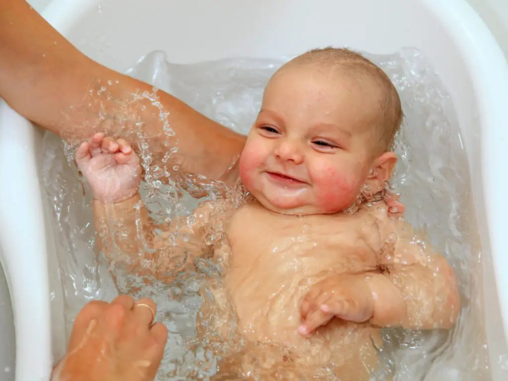 bebe en el agua feliz