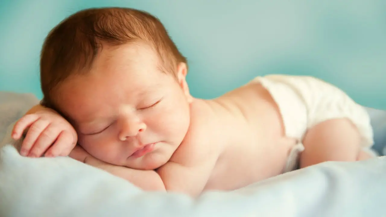 sudor frío bebe recién nacido durmiendo profundo