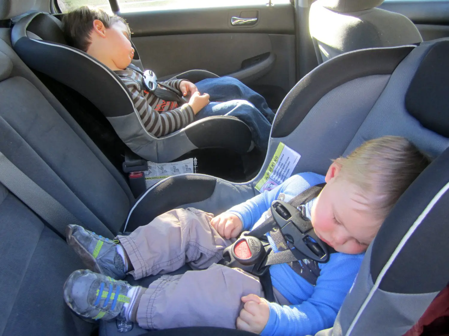 bebes dormidos en silla para auto