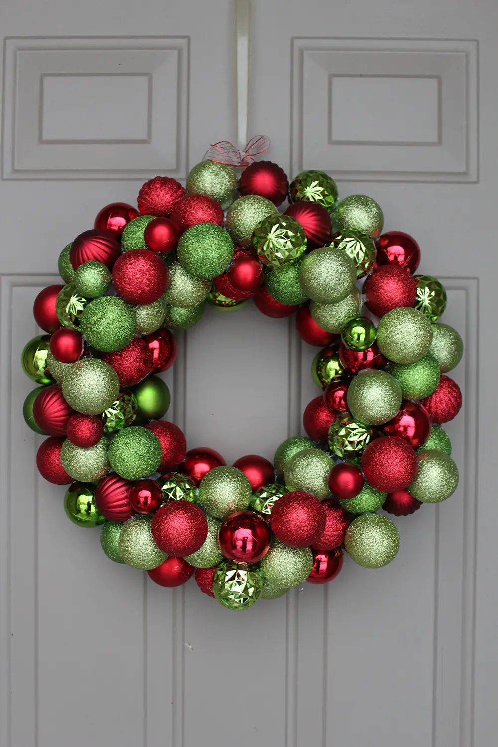 corona con bolas decoraciones navideñas para puertas