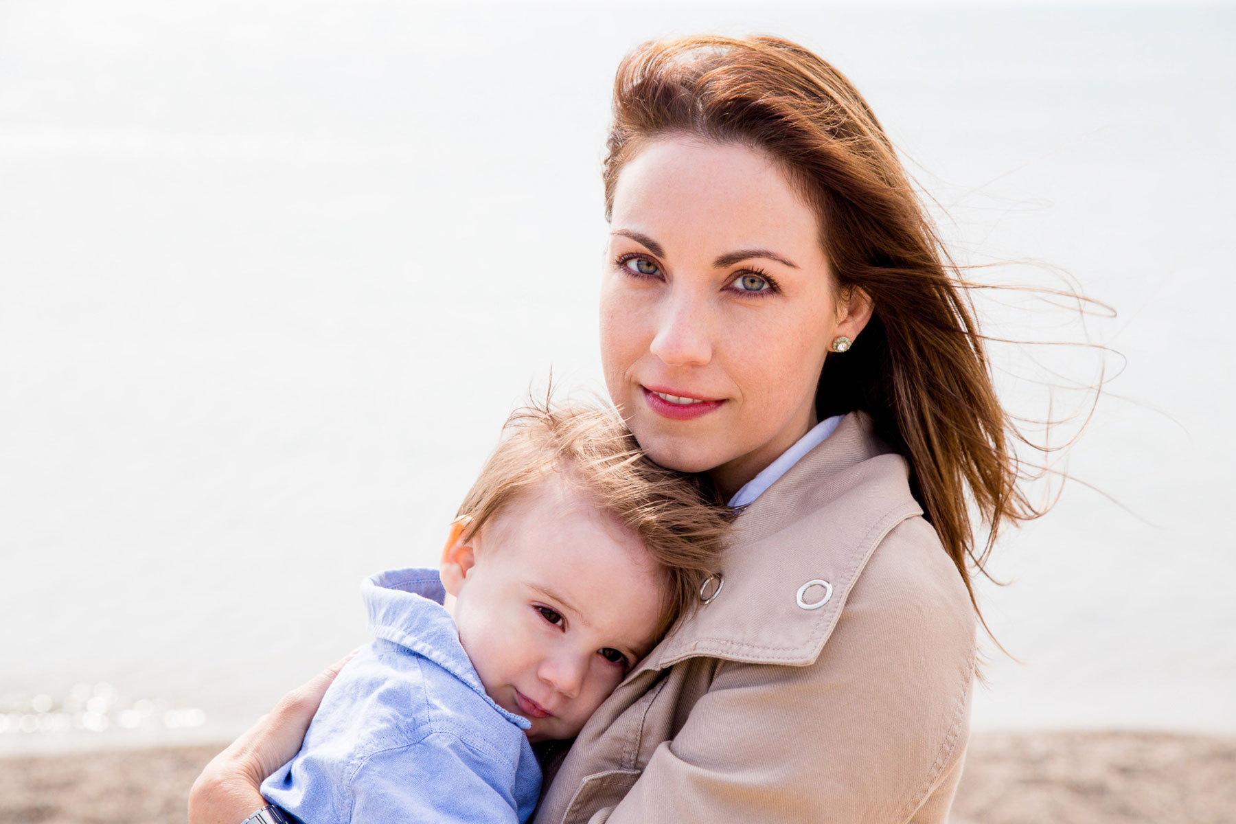 mama con su nino en brazos