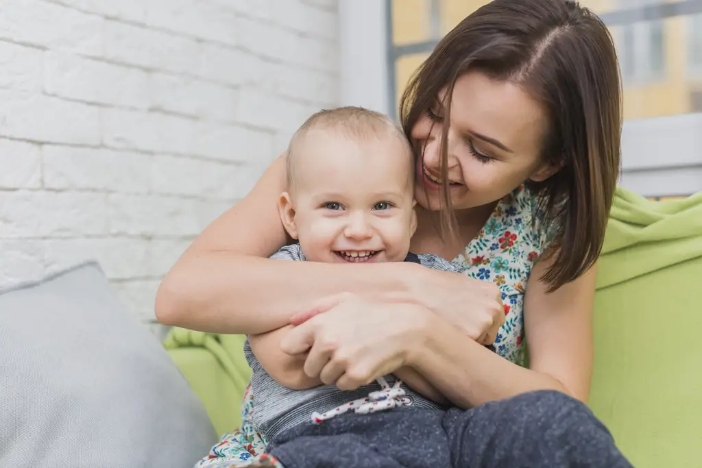 mama con su niño feliz